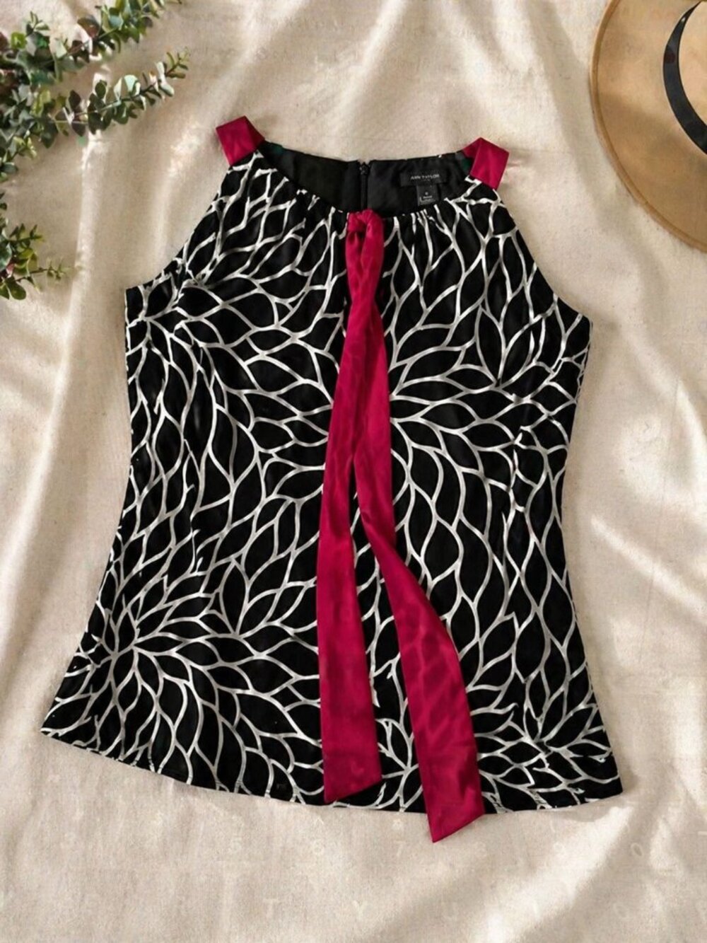 Ann Taylor Silk Blend Geometric Blouse Size 6 Keyhole Neck Sleeveless Top